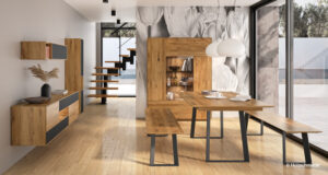 Massivholz-Esstisch mit Holzbänken in schönem Esszimmer